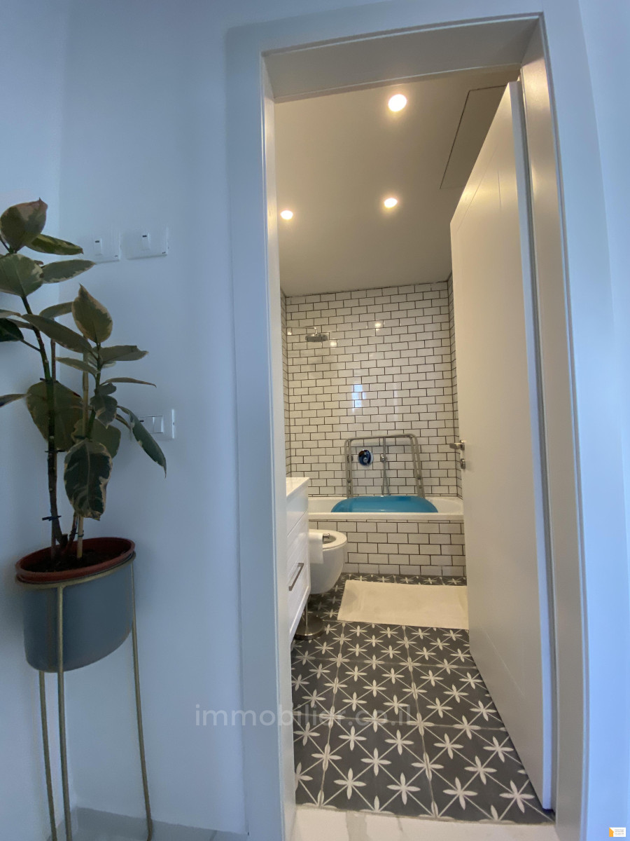 Apartment 3.5 rooms Tel Aviv City center 232-IBL-3788