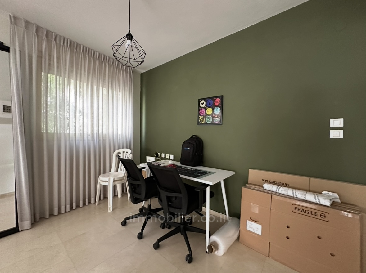 Apartment 4 rooms Tel Aviv quarter of the sea 232-IBL-3953