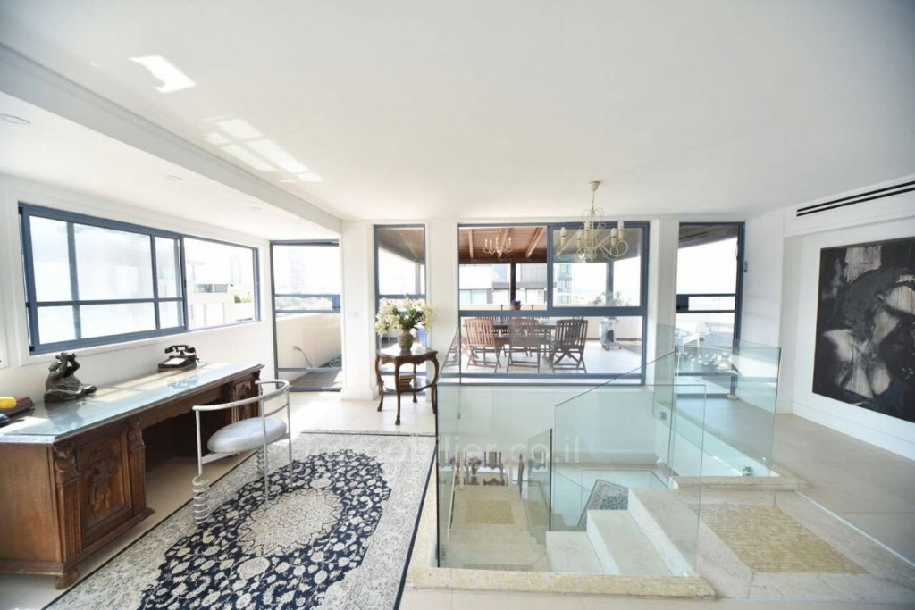 Duplex-Penthouse 4.5 pièces  Tel Aviv 1ere ligne mer 457-IBL-668