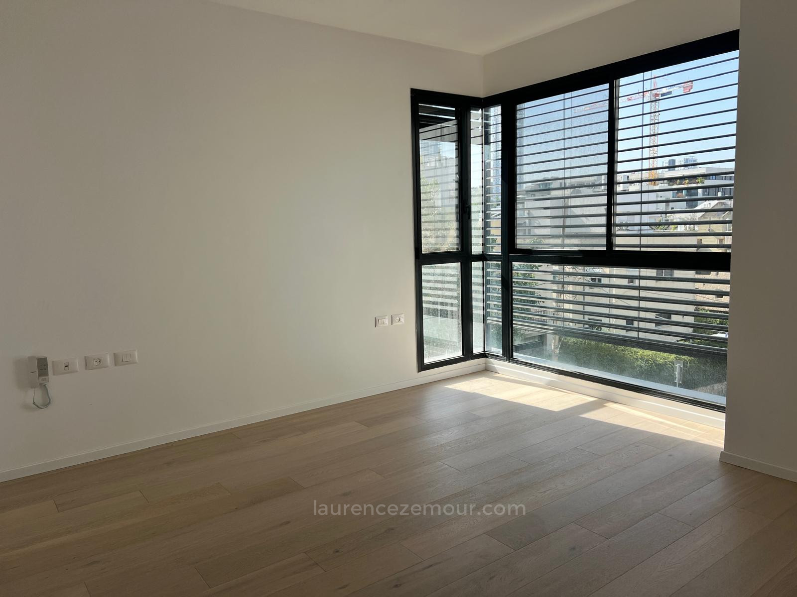Apartment 4 rooms Tel Aviv Kikar Hamedina 60-IBL-1479