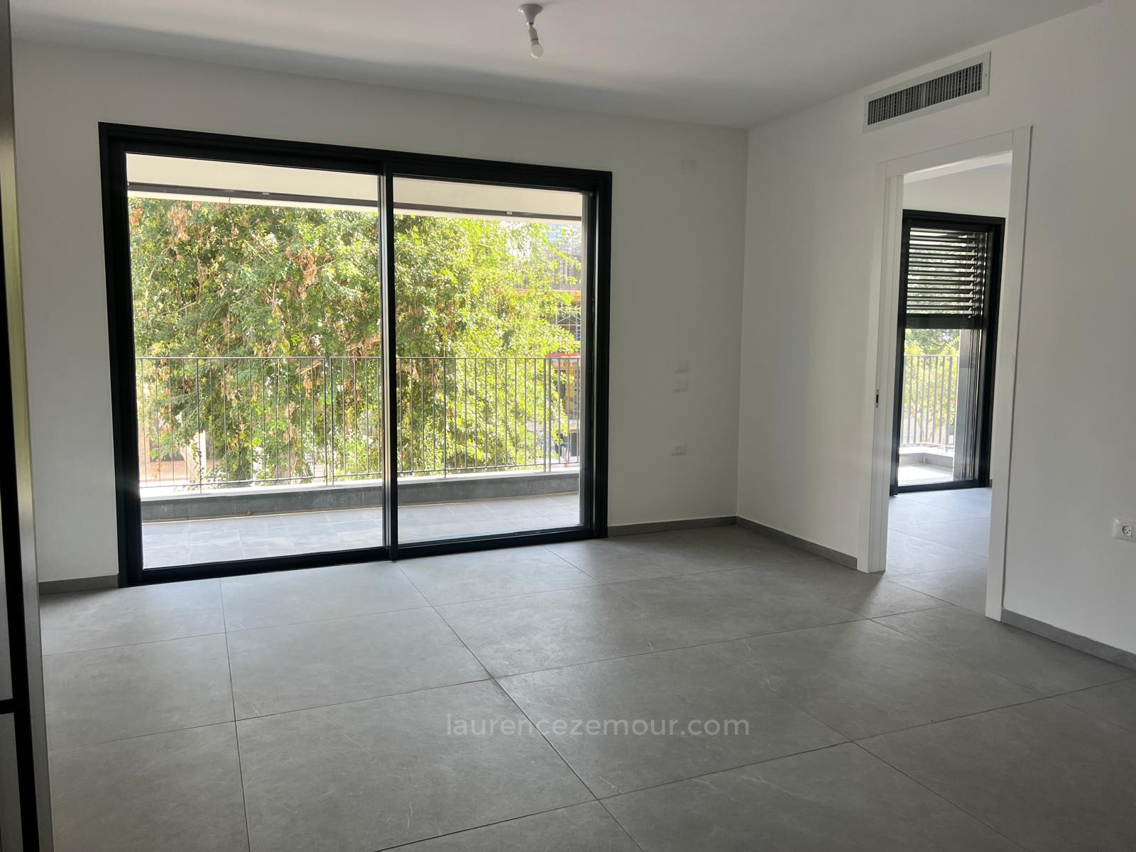 Apartment 4 rooms Tel Aviv Kikar Hamedina 60-IBL-1479