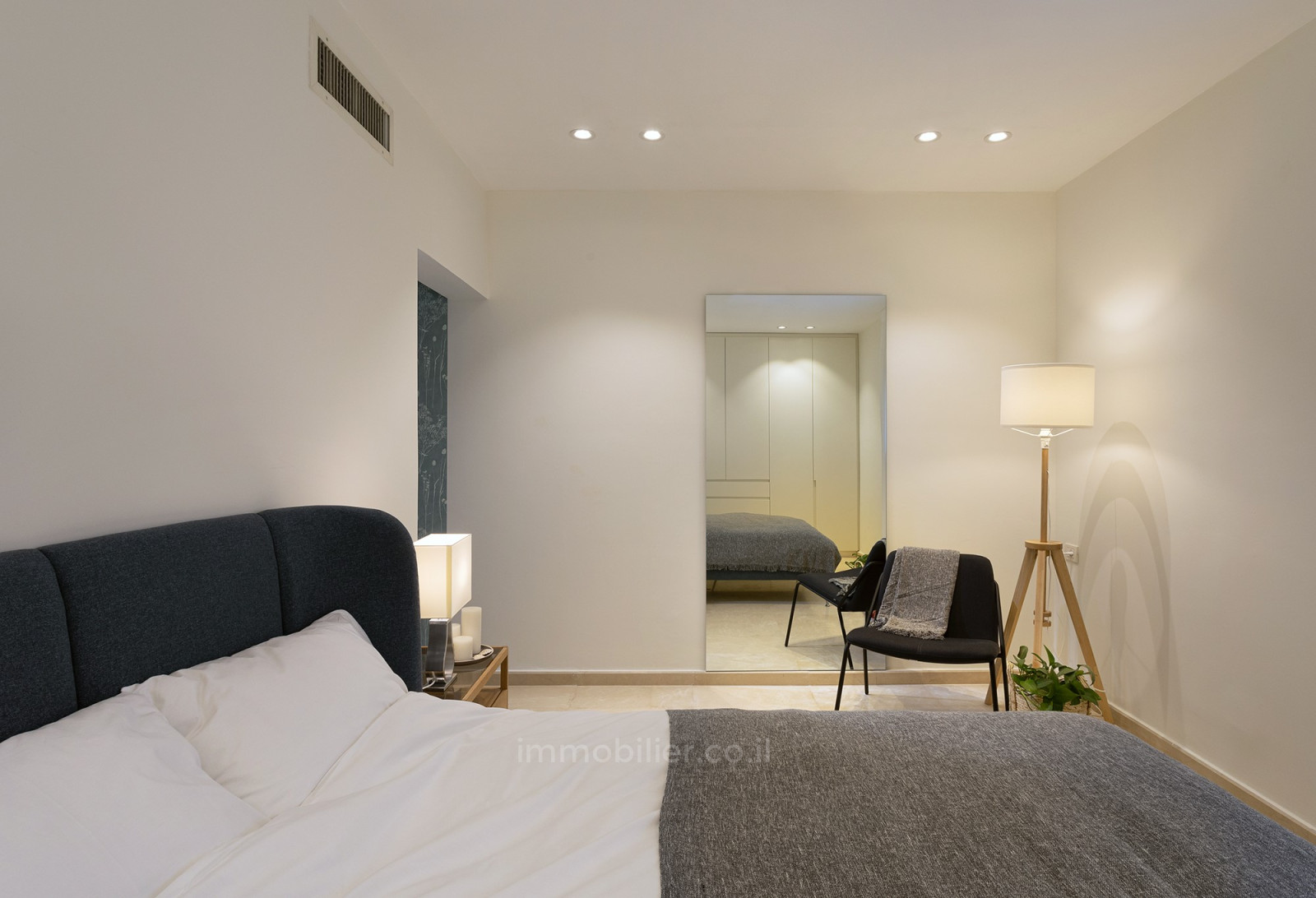 Apartment 4 rooms Tel Aviv First sea line 651-IBL-10