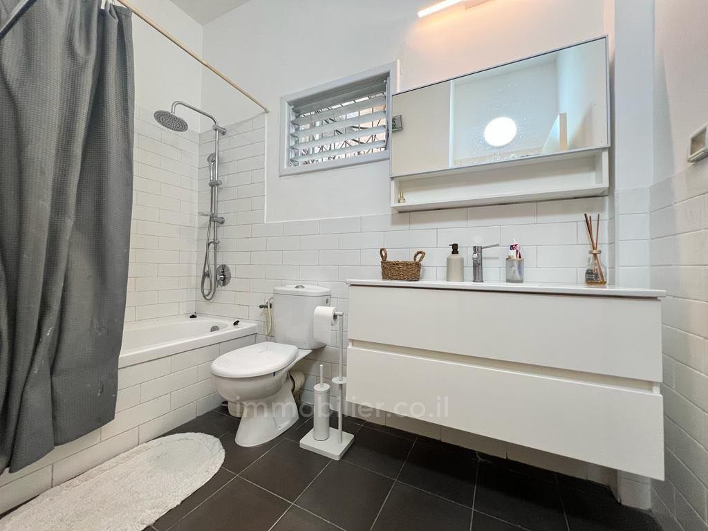 Apartment 3 rooms Tel Aviv City center 804-IBL-10