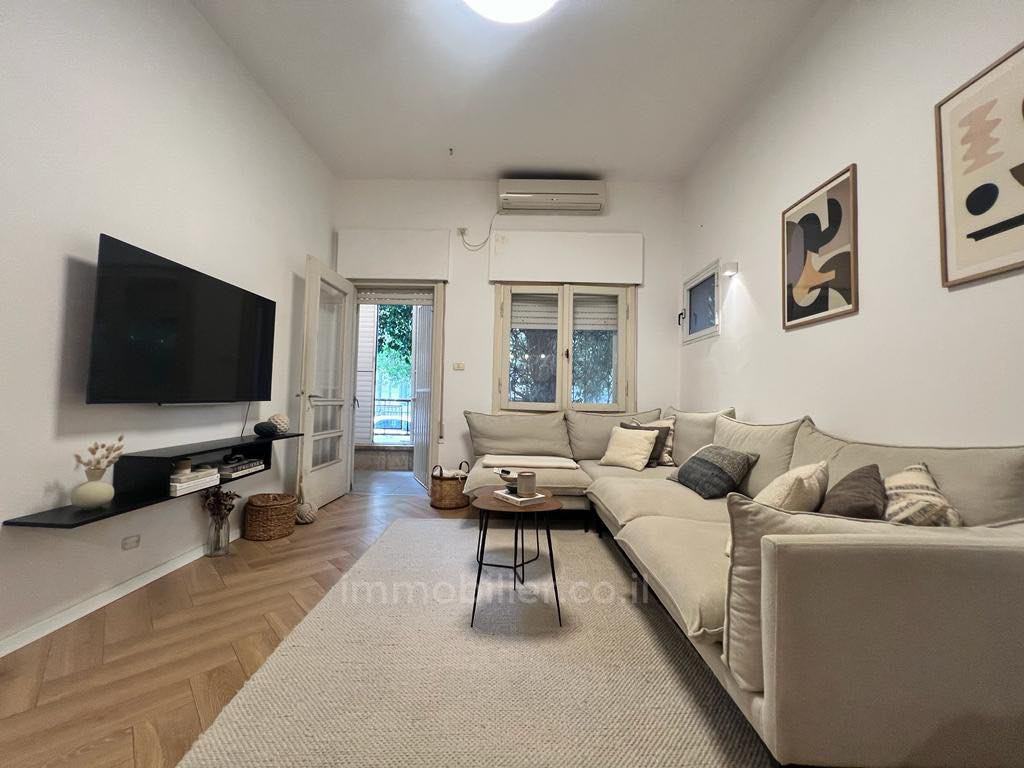Apartment 3 rooms Tel Aviv City center 804-IBL-10