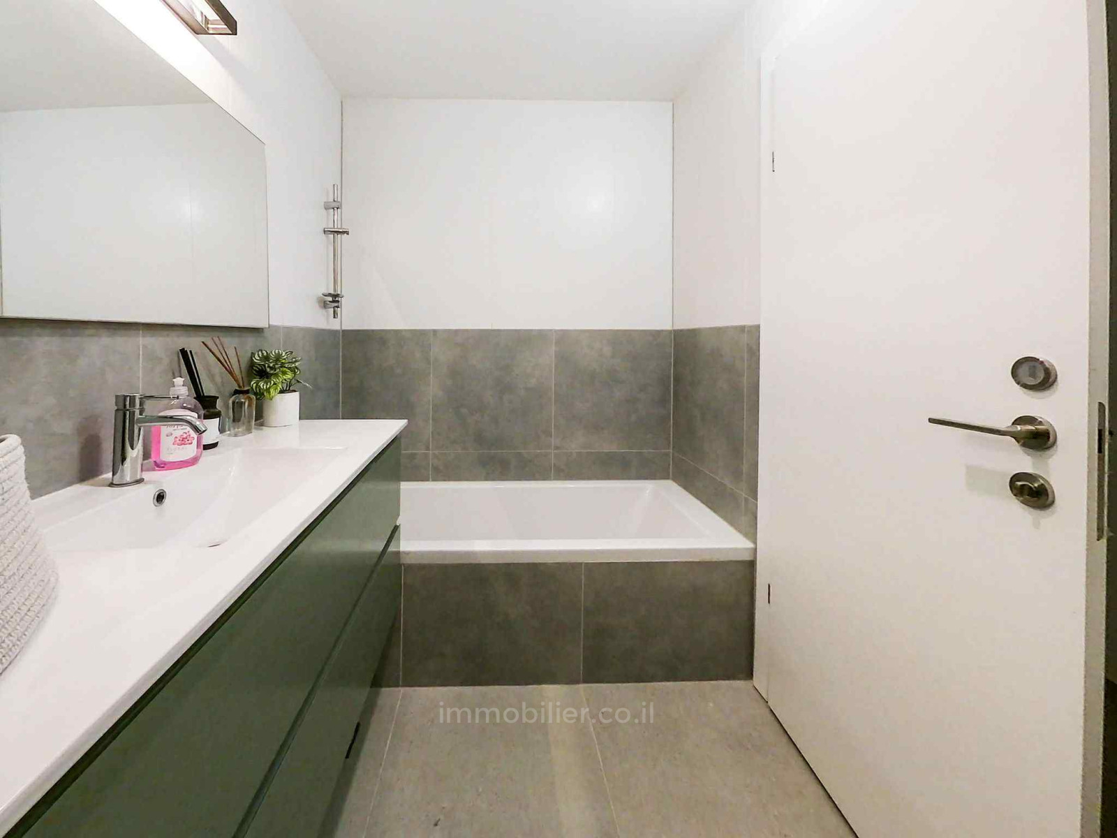 Apartment 5 rooms Tel Aviv Kikar Hamedina 804-IBL-48