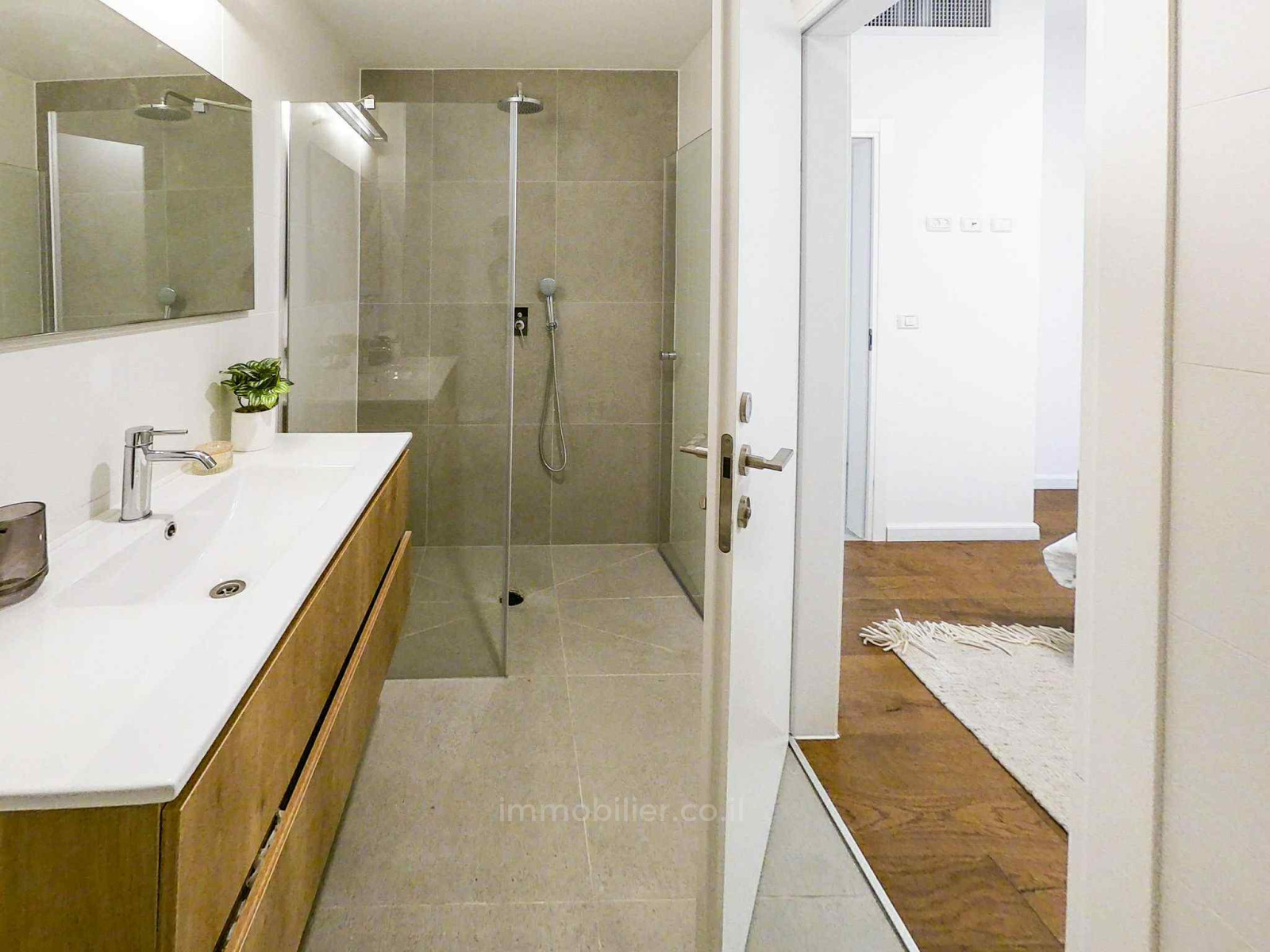 Apartment 5 rooms Tel Aviv Kikar Hamedina 804-IBL-48