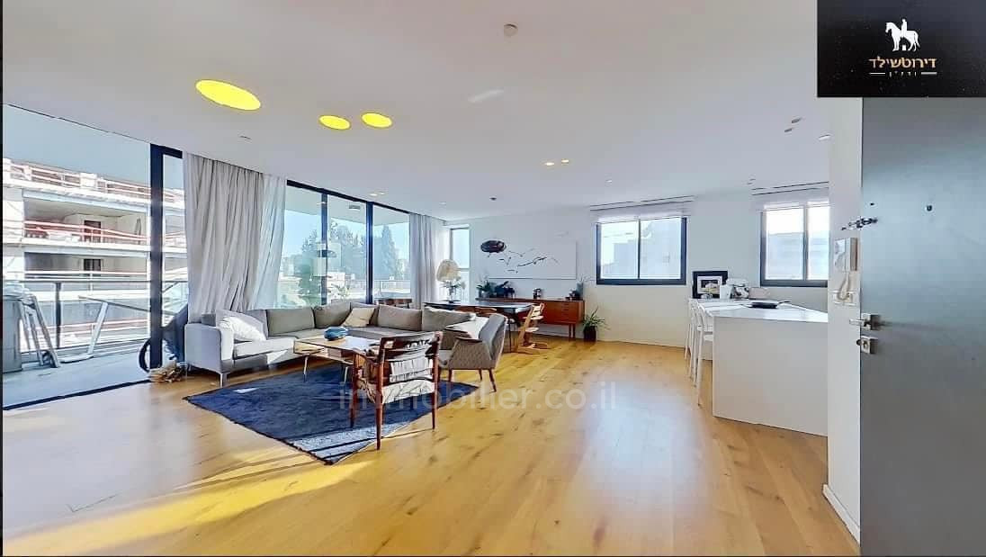 Mini-Penthouse 4 rooms Tel Aviv Hatsafon hayachan 813-IBL-1